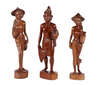 Lot 82 - Set van drie Balinese houten figuren