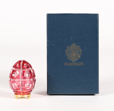 Lot 294 - Fabergé ei van geslepen kristal, cranberryroze, verguld, Rusland, 1995