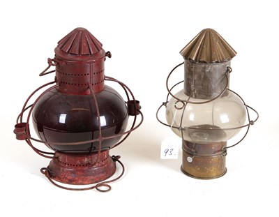 Lot 93 - Twee antieke 360° scheepslantaarns