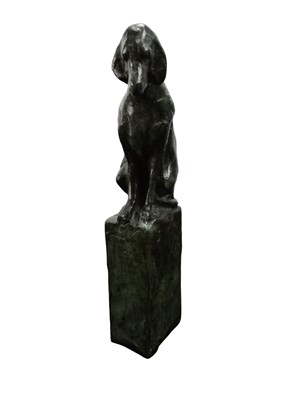 Lot 99 - Karel Gomes ( 1930-2016) - Bronzen sculptuur van een zittende hond