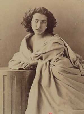 Lot 1 - Félix NADAR (1820-1910) - Sarah Bernhardt Drapée de Blanc, 1864