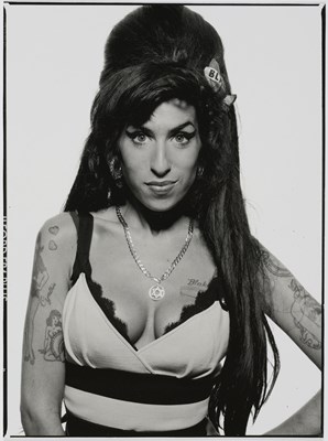 Lot 100 - Terry O'NEILL (1939-2019) - Amy Winehouse Hyde Park 2008