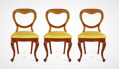 Lot 124 - Drie Biedermeier notenhouten salonstoelen