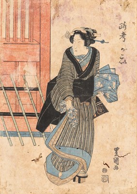 Lot 588 - Japanse Kleurenhoutsnede met staande vrouw bij architectuur