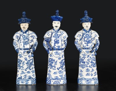 Lot 291 - Drie Chinese blauw-wit porseleinen figuren van mandarijnen