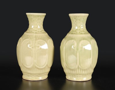 Lot 364 - Twee Chinese Celadon vazen
