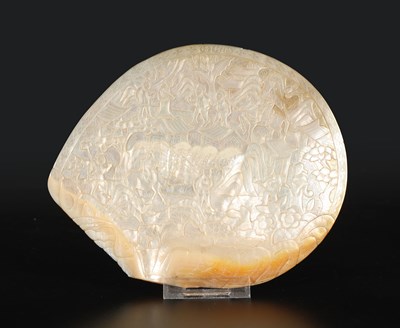 Lot 344 - Gesneden schelp met oosters tafereel