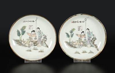 Lot 361 - Paar Chinese porseleinen schotels met figuurvoorstelling