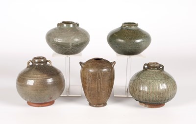 Lot 176 - Vijf Aziatische steengoed potten