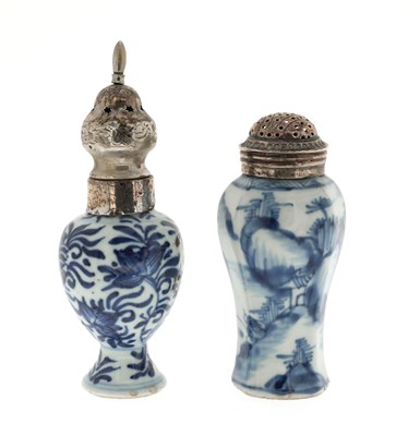Lot 363 - Twee Chinees blauw-witte strooiers met zilveren montuur