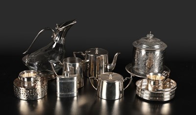 Lot 49 - Groep verzilverde tafelstukken, incl. theepot en suikerstrooier