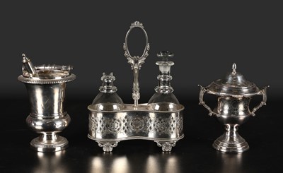 Lot 46 - Drie verzilverde tafelstukken, incl. inktstel en suikervat