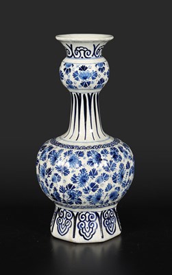 Lot 551 - Delfts blauw vaas met bloemendecor