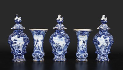 Lot 95 - Vijfdelig Delfts blauw kaststel, De Lampetkan