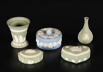 Lot 540 - Groep Wedgwood Jasperware objecten.