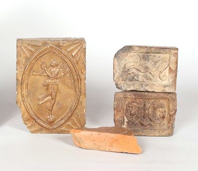 Lot 292 - Set van drie gebeeldhouwde haardstenen, 17e–18e eeuw
