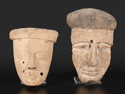 Lot 71 - Twee Houten Dodenmaskers