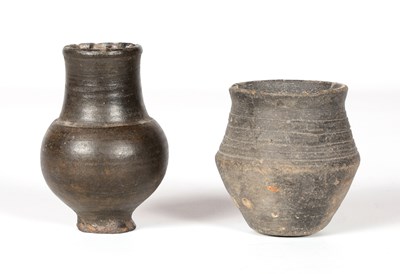 Lot 545 - Twee aardewerken potten, circa 4e eeuw na Chr.