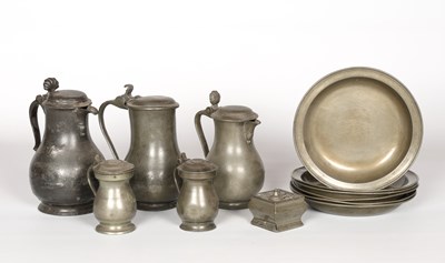 Lot 354 - Tinnen serviesgroep met kannen en schalen