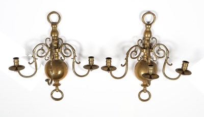 Lot 550 - Twee messing wandkandelaars