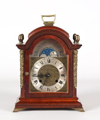 Lot 85 - Tafelklok met maanstand, notenhouten kast