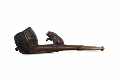 Lot 10 - Houten pijp met gesneden beerfiguur