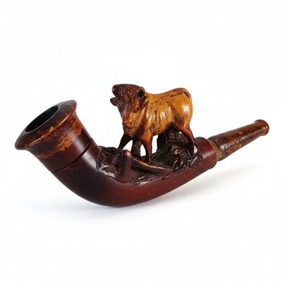 Lot 17 - Houten pijp met figurale koe