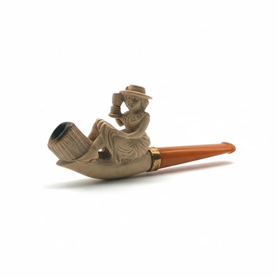 Lot 19 - Meerschuim pijp met zittende vrouw en glas