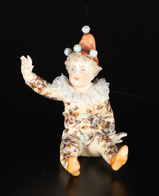 Lot 565 - Porseleinen kinderfiguur verkleed als clown