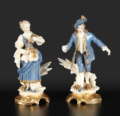 Lot 582 - Capodimonte - Paar porseleinen figuren