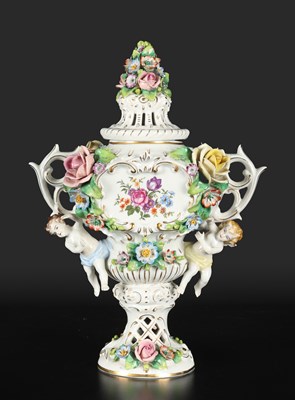 Lot 566 - Sitzendorf en Dresden - Rijk uitgevoerde porseleinen dekselvaas met putti