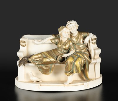 Lot 265 - Biscuitporseleinen bloempot met zittend paar