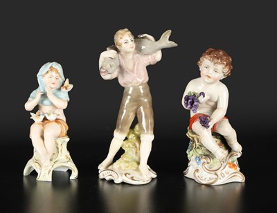 Lot 556 - Lot met 3 porseleinen kinderfiguren
