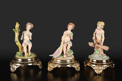 Lot 555 - Drie kinderfiguren - Capodimonte biscuitporselein