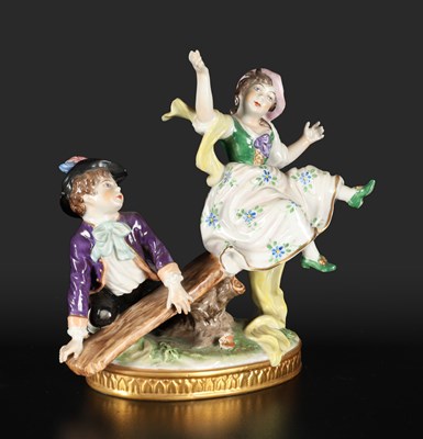 Lot 568 - Figurale porseleinen groep met dansend paar