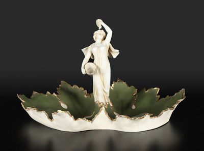 Lot 264 - Art Nouveau jardinière met druivenplukster, Petrus Regout Maastricht