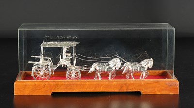 Lot 30 - Zilveren miniatuur koets met vierspan