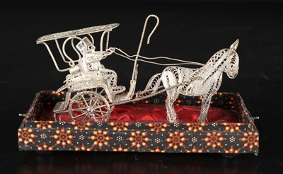 Lot 29 - Zilveren filigrain miniatuur koets met paard