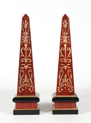 Lot 77 - Paar decoratieve obelisken van gepolychromeerd hout