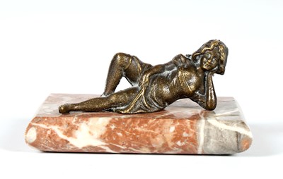 Lot 560 - Bronzen sculptuur van een liggende vrouw