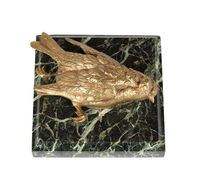 Lot 561 - Bronzen sculptuur van een gewonde vogel