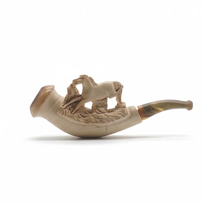 Lot 22 - Meerschuim pijp met paard in reliëf