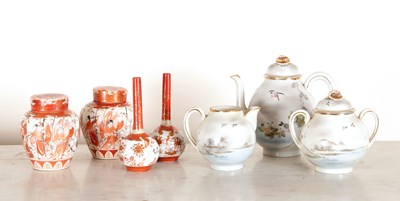 Lot 145 - Twee Japanse Kutani porseleinen ‘pijp’-vaasjes
