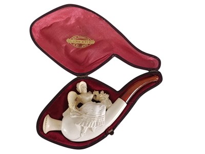 Lot 85 - Meerschuimen pijp met elegante vrouw met waaier en bloemen