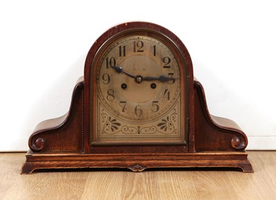 Lot 153 - Eikenhouten schoorsteenpendule