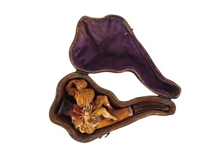 Lot 96 - Meerschuimen pijp met een liggende jongeman met kreeft