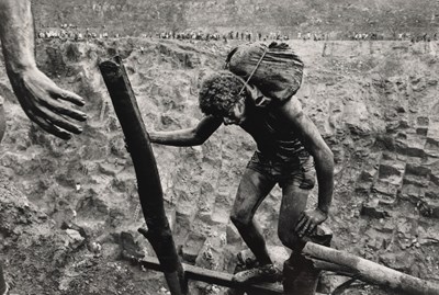 Lot 71 - Sebastião SALGADO (1944-2025) - Serra Pelada Brazilië (GOLD) 1986