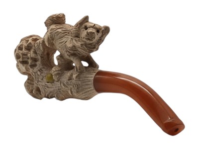 Lot 116 - Meerschuimen pijp met hondje op boomstam