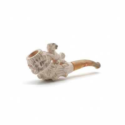 Lot 131 - Meerschuim pijp met hondje op boomstronk