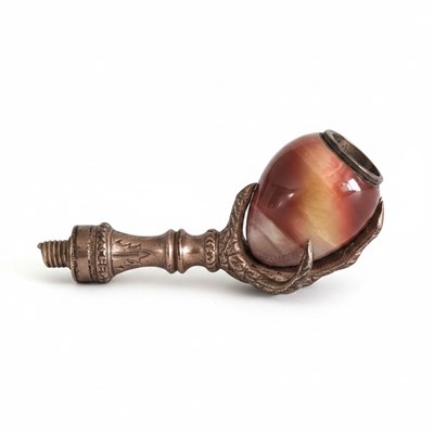 Lot 157 - Pijpje met barnstenen ketel en messing fitting